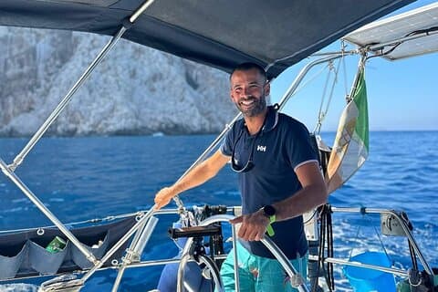 Zeiltocht van een halve dag in Alghero met aperitief op een boot van 15 meter.