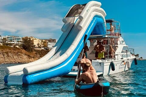 Excursion en bateau avec plongée en apnée, toboggan aquatique, déjeuner et prise en charge.
