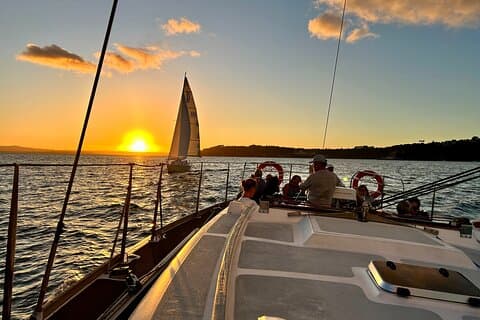 Crucero en velero por el puerto de Auckland con cena de tres platos