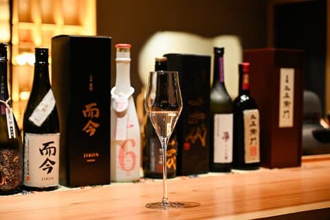 Private Sake Tasting med en Sake Brewer i Osaka (7 Premium Sake)