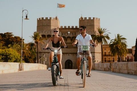 Noleggio bici elettriche a Valencia di giorno