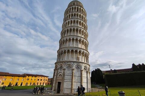 Utforska det ikoniska lutande tornet i Pisa och Piazza dei Miracoli