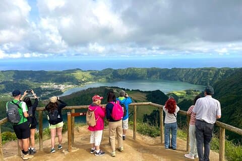 HD Crater Lakes and Pineapple plantation Tour in São Miguel