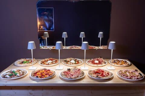 Gourmet Pizza Experience in Lecce with Wine and Dessert