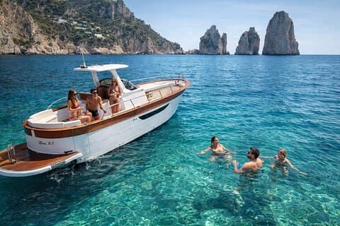 Tour de barco de luxo semi-privado de Capri com cavernas, Faraglioni e cidade