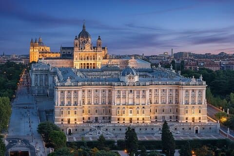VIP Tour: Complete Royal Palace, including Royal Armory & Gardens