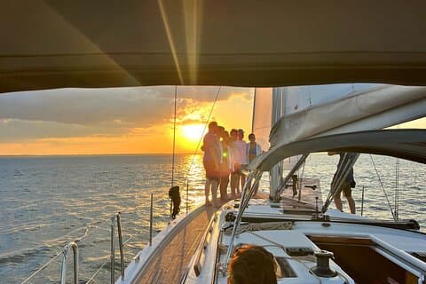 Navegación pública de 2 horas de puesta del sol en el velero más nuevo