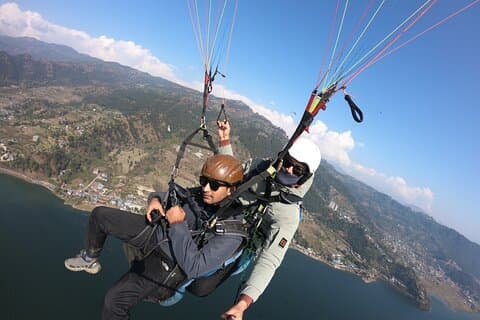 Paragliding Adventure sobre as paisagens deslumbrantes de Pokhara