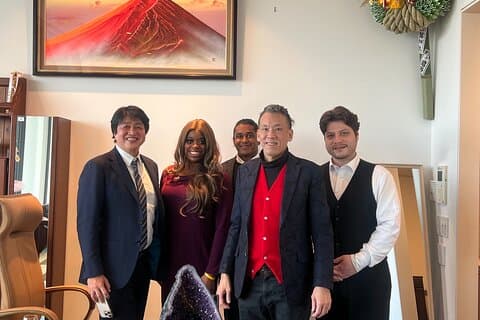 Descubra a política Japonês em um café em Tóquio