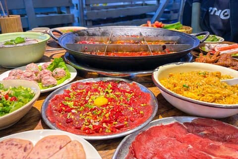 Private Night Tour: Chengdu Illuminated with Hot Pot Dinner