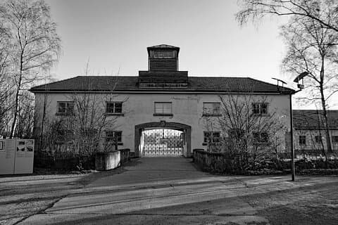 Piccolo gruppo Early Start: sito commemorativo di Dachau + tour della città