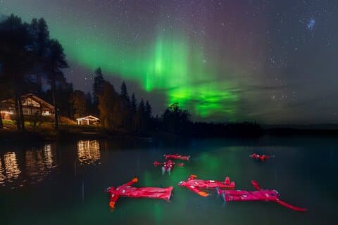 Ice Floating i Skov Lake med Aurora Borealis