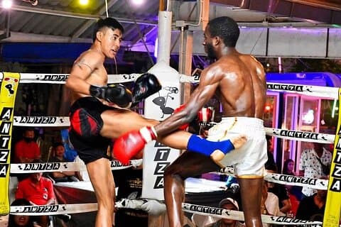 Entrada nocturna de pelea en el estadio Hua Hin Muay Thai