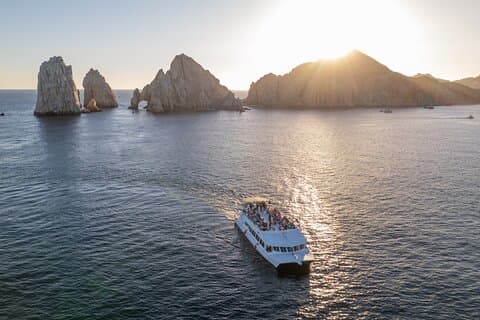 Cabo Sunset Dinner Cruise med levende musikk og åpen bar på Cabo Wave