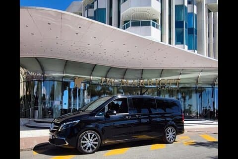 Transferência de luxo do Aeroporto de Nice para Mônaco em van com motorista.
