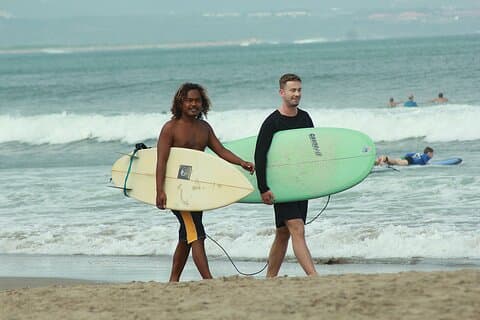 Lezione Principiante di Surf a Canggu Piccolo Gruppo