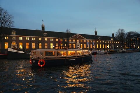 Cruzeiro nocturno panorâmico do Canal em Amsterdã com bebidas opcionais