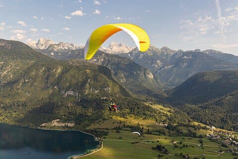 Tandem paraplyflyvning over søen Bohinj i Julian Alps