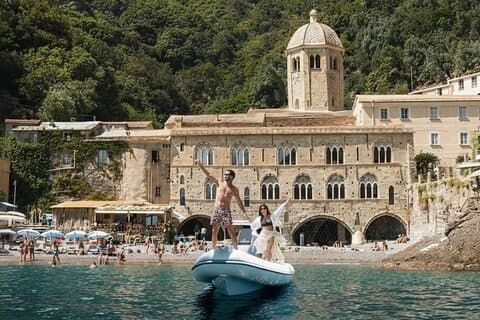 ポートフィノ湾セルフドライブ(免許不要)ボートレンタル