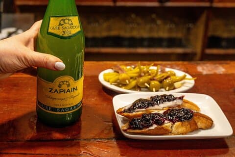 Etenstour door San Sebastian: Pintxos, drankjes en tapas met een lokale