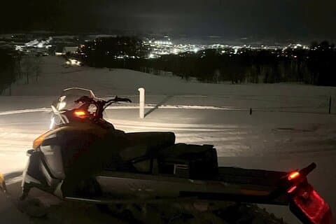Sunset and Night Snowmobile Erlebnis in Winter Schaffarm