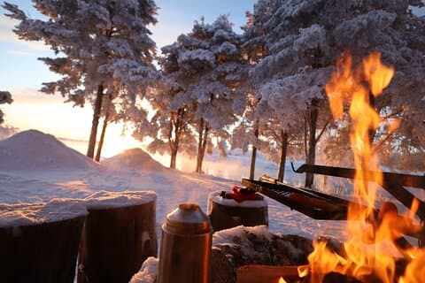 Isfiskeri og vinter grilloplevelse i den finske vildmark