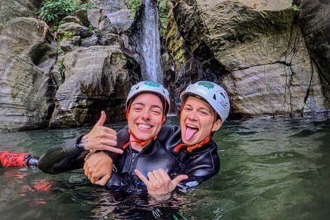 キャニオン・懸垂下降と温泉アドベンチャー