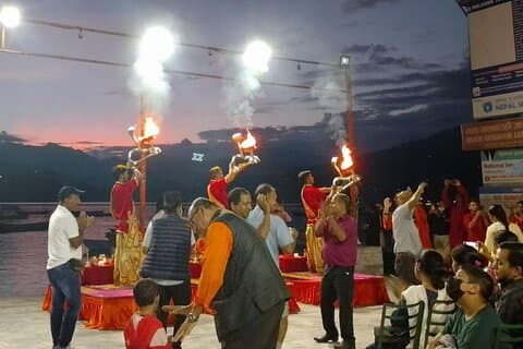 Tour de Aarati en Barahi Ghat Pokhara Lakeside