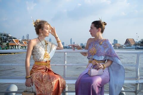 Thai Costume Pro Fototour door Tuk Tuk Wat Arun en Bloemenmarkt