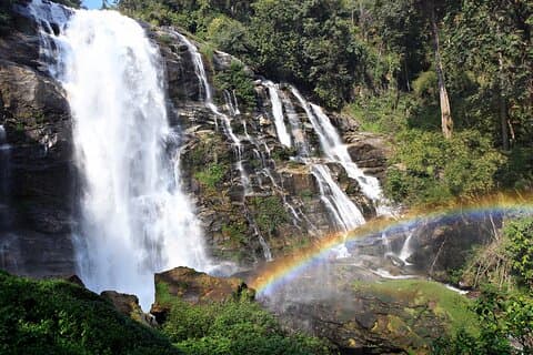 Doi Inthanon destaca pagodas gêmeas e cachoeira Wachirathan