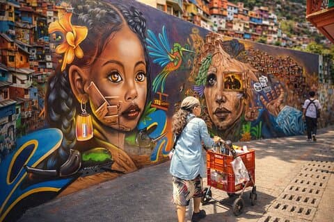 Privat tur til Comuna 13 & eksotisk frugtmarked i Medellín!