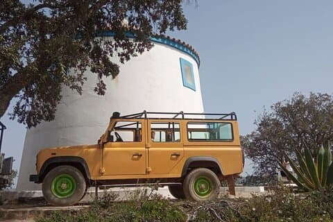 Safari in jeep fuoristrada al tramonto