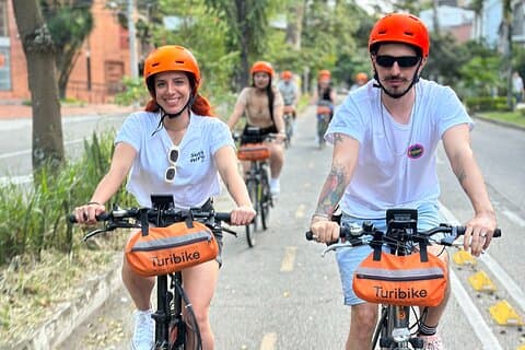 Medellín Essential: história e vida local em bicicleta elétrica