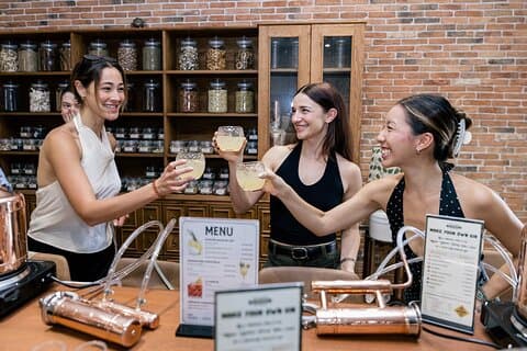 Machen Sie Ihre eigene Gin-Erfahrung und Saigon Baigur Distillery Tour