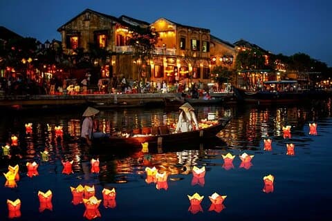 Magic Hoi An bei Nacht Leuchtende Laternen Nachtmarkt und Bootsfahrt