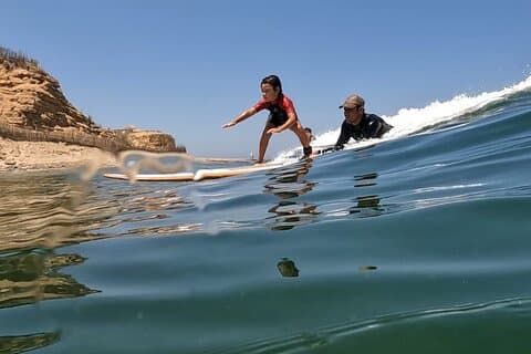 Aulas de surf na praia de Punta Veleros