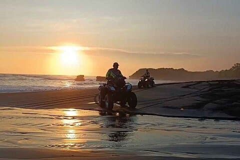 ATV-Fahrt bei Sonnenuntergang auf Bali