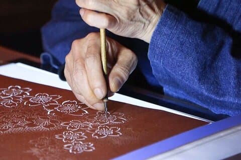 Visite l'atelier et la création graveur du pochoir