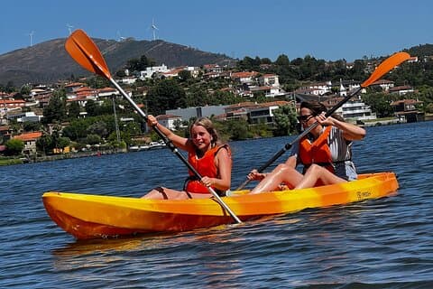 Een avontuurlijke dag aan het rivierstrand: kajakken en tuben op de Douro.