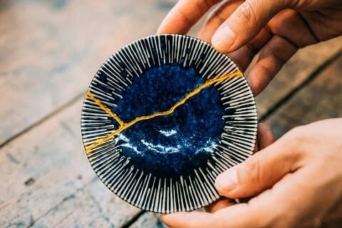 Atelier traditionnel de Kintsugi de Kyoto dans l'art de réparation d'or de Gion
