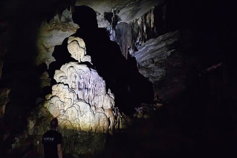 Tour a piedi del Monte Imetto e esplorazione delle grotte di Atene