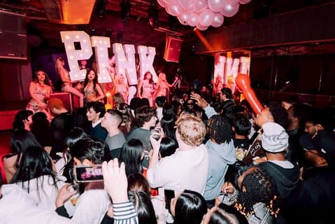 Osakas ikoniska All-Pink NightClub : VIP-monter, Champagne & Show
