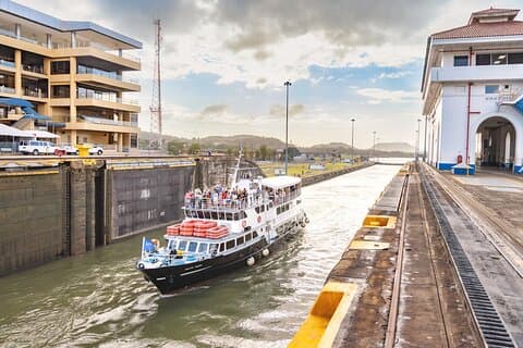 Excursão parcial do Canal do Panamá - direção sul