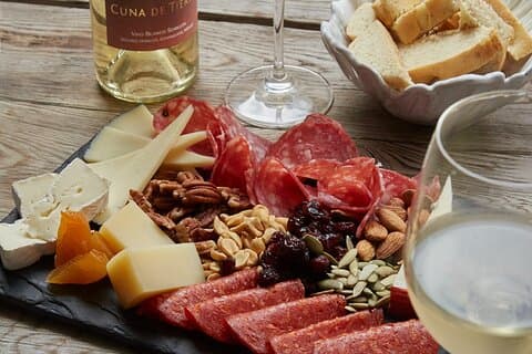 Tour and Wine Tasting in Cradle of Earth (in Spanish)