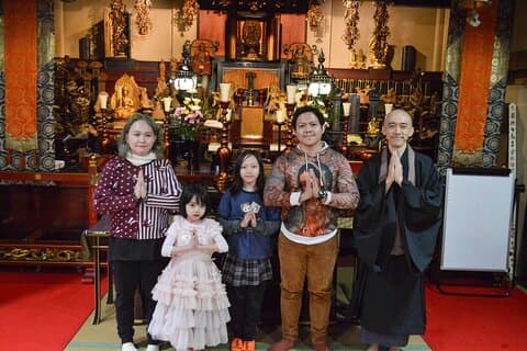 地元の寺院で座禅と書道のワークショップ