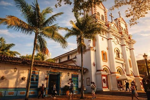 Privat tur till Guatapé & Coffee Farm från Medellín!