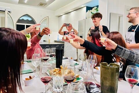 Taormina: Ätna-Weine und Mittagessen in einem authentischen sizilianischen Zuhause