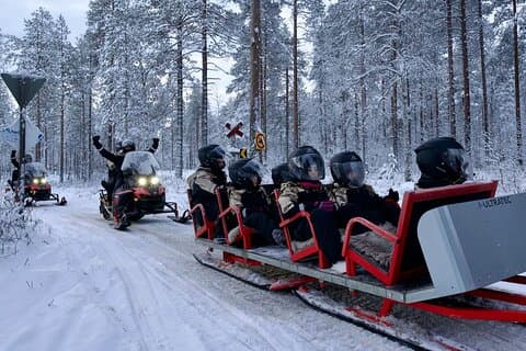 Tour di 2 giorni Husky Ride, motoslitte, aurore boreali e zoo di Ranua