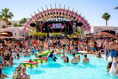 Las Vegas : VIP Pool Crawl met Party Bus, Express Entry & Drinks
