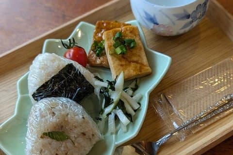 Expérience de fabrication de boules de riz Onigiri dans le Tokyo historique